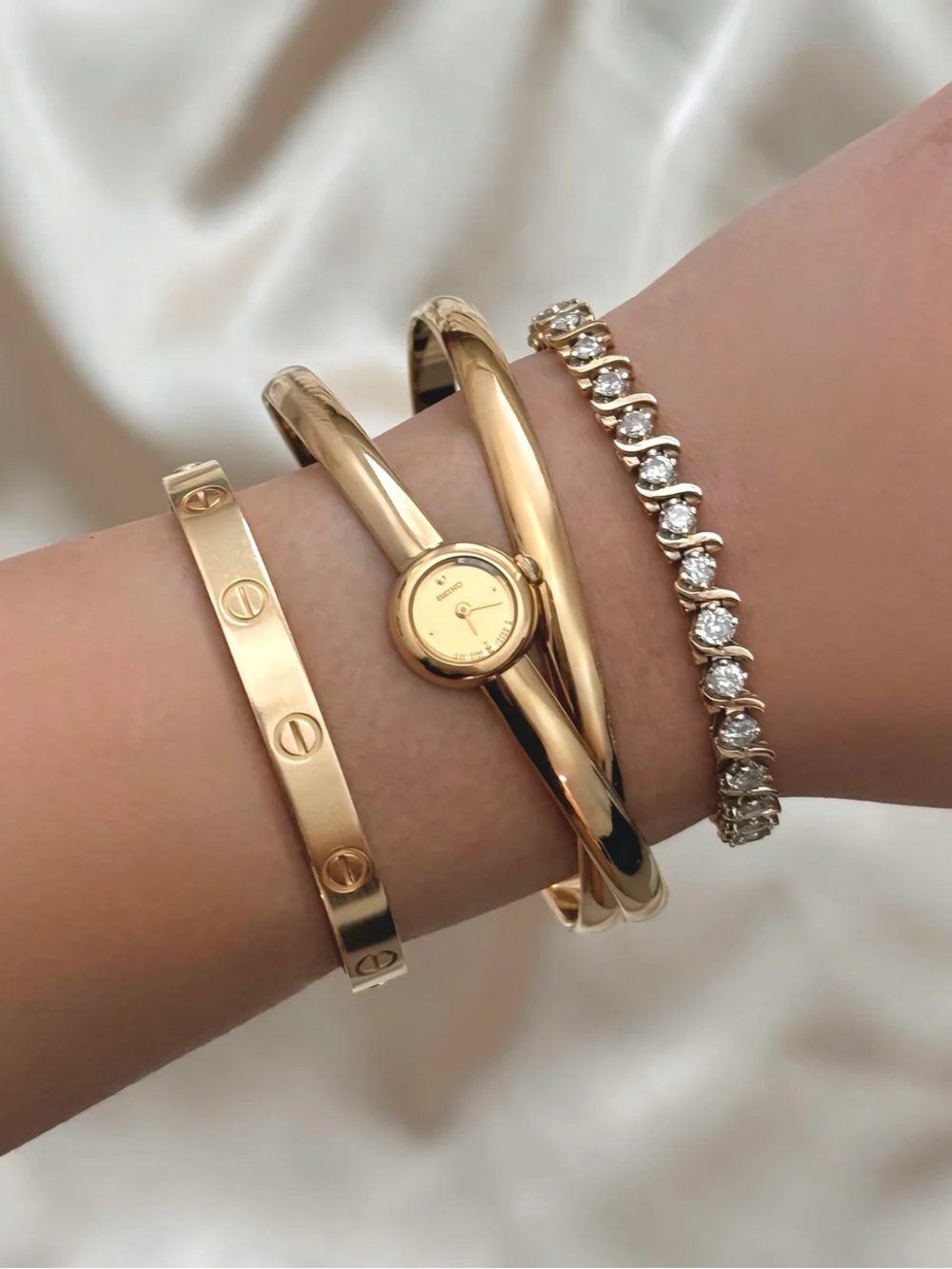AUTHENTIC RARE VINTAGE SEIKO GOLD BANGLE WATCH - Picture 2 of 6